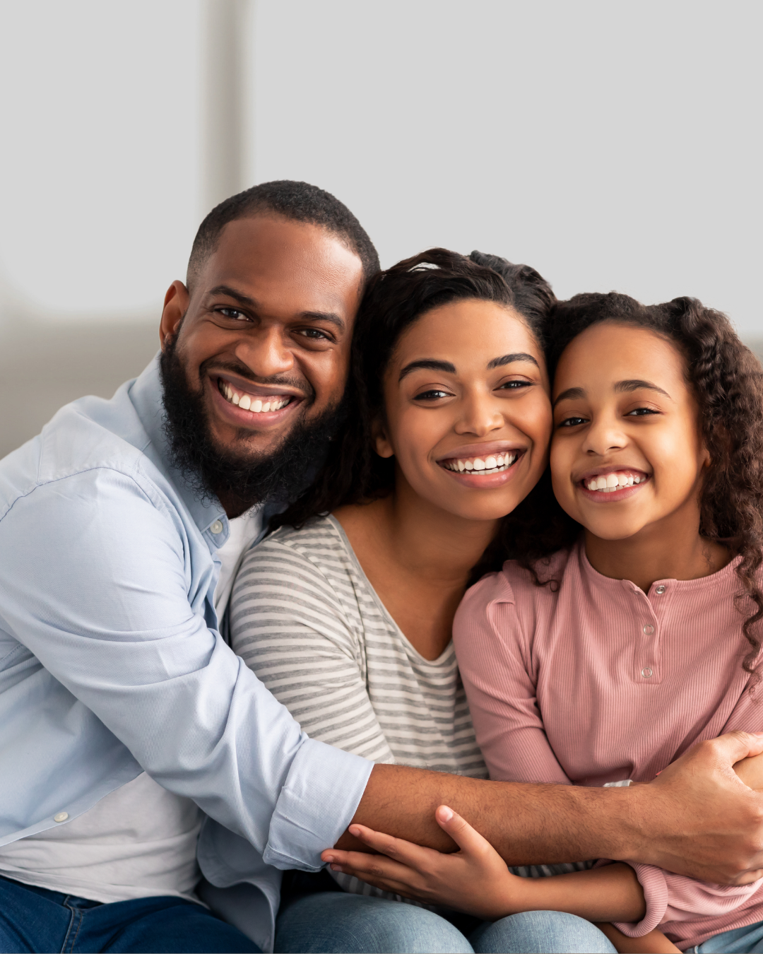 Família feliz protegida pelo plano de saúde da Lexus Seguros